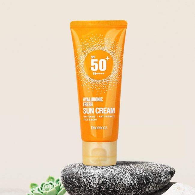Легкий солнцезащитный крем DEOPROCE Hyaluronic Fresh Sun Cream SPF50+